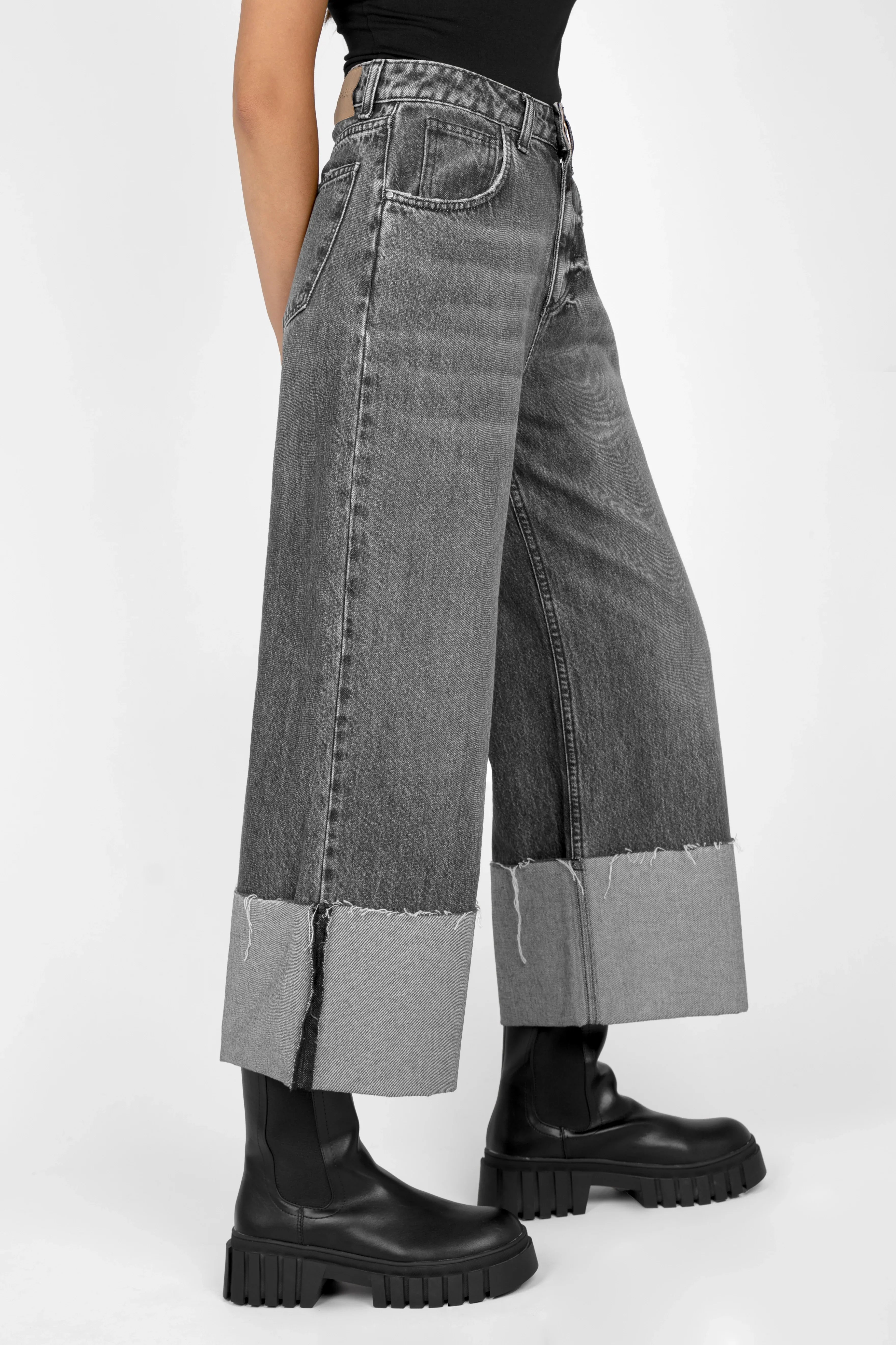 LIAME cropped jeans with raw-cut cuffs