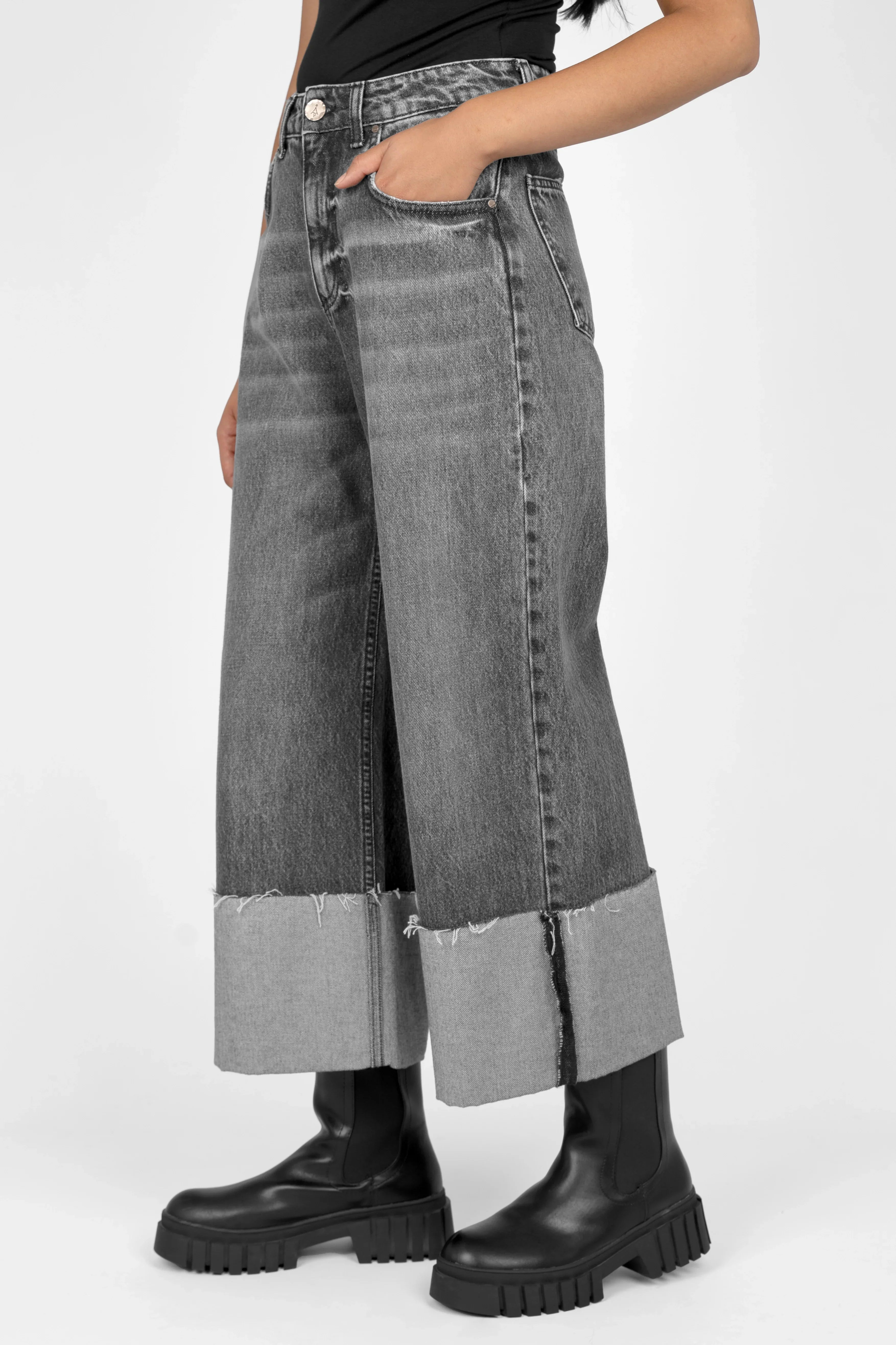 LIAME cropped jeans with raw-cut cuffs