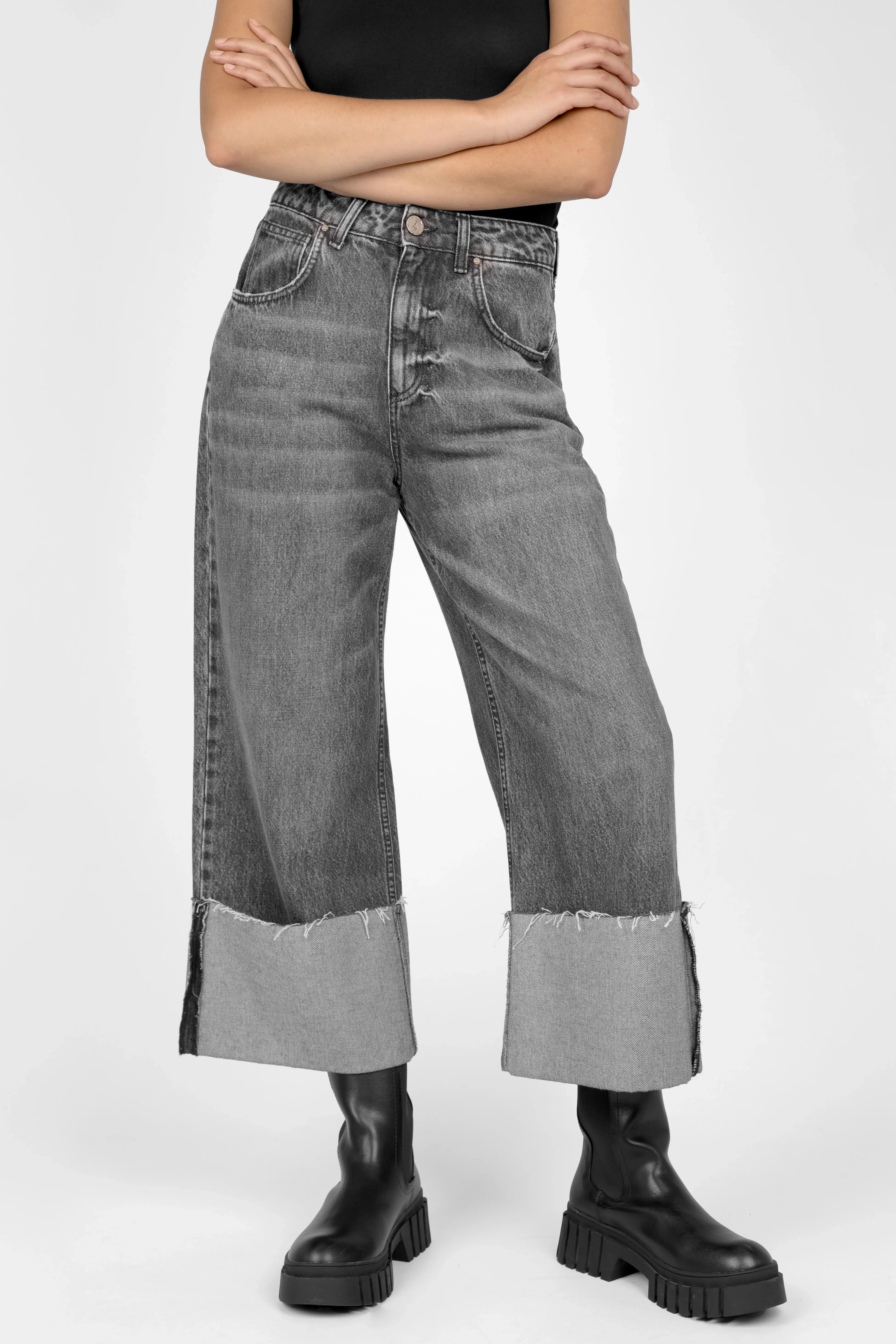 LIAME cropped jeans with raw-cut cuffs