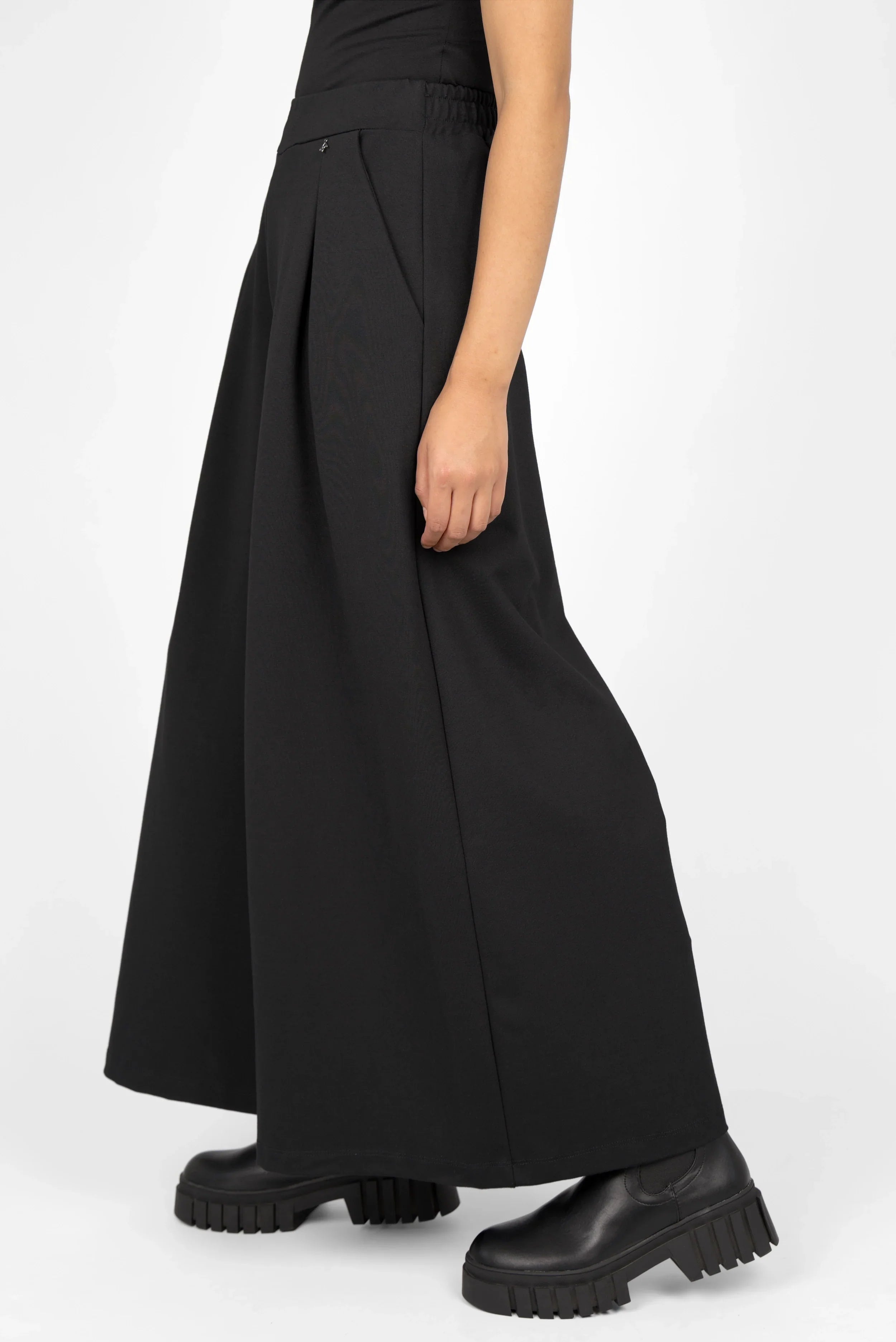 LINNEE wide-leg pants made from interlock fabric