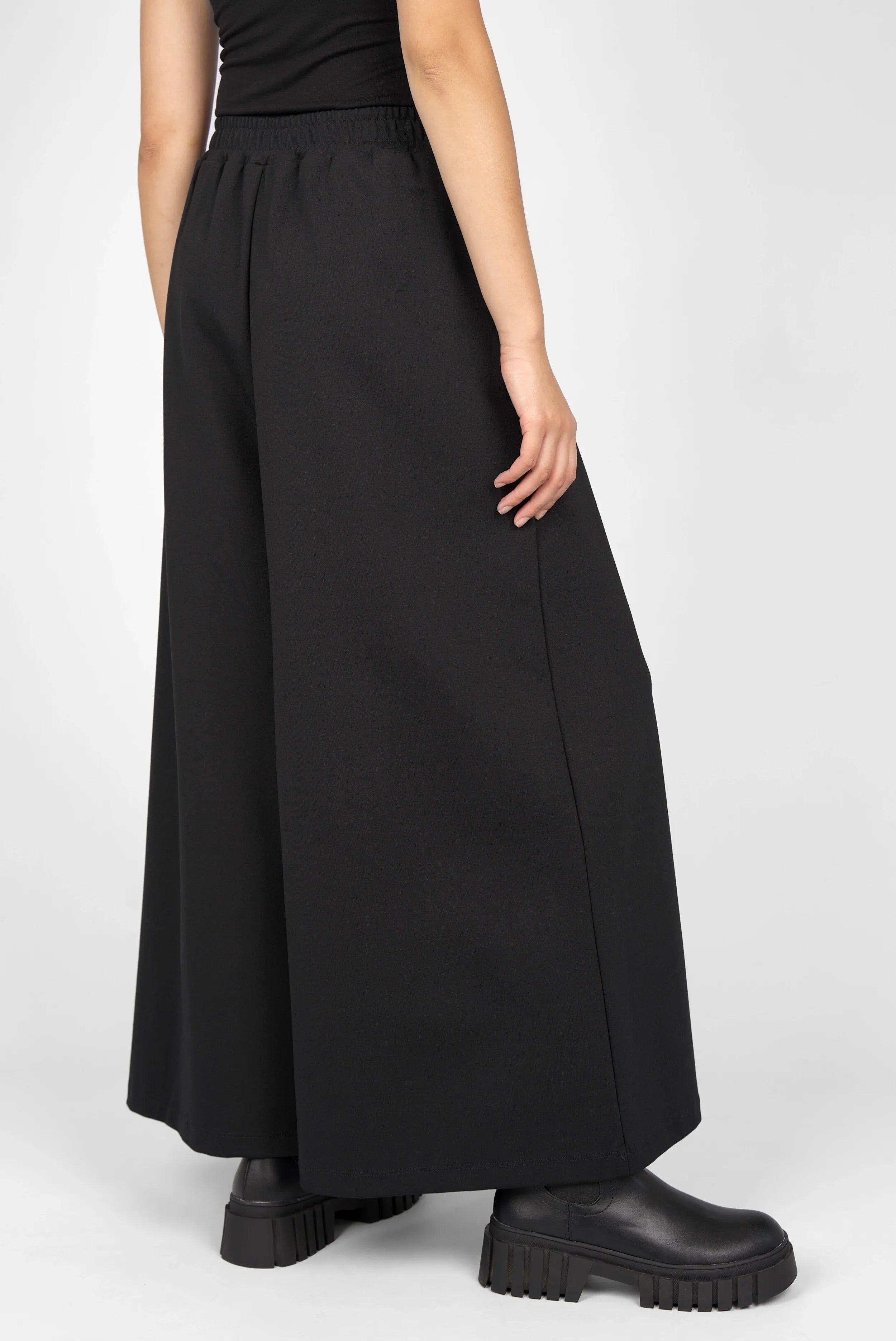 LINNEE wide-leg pants made from interlock fabric
