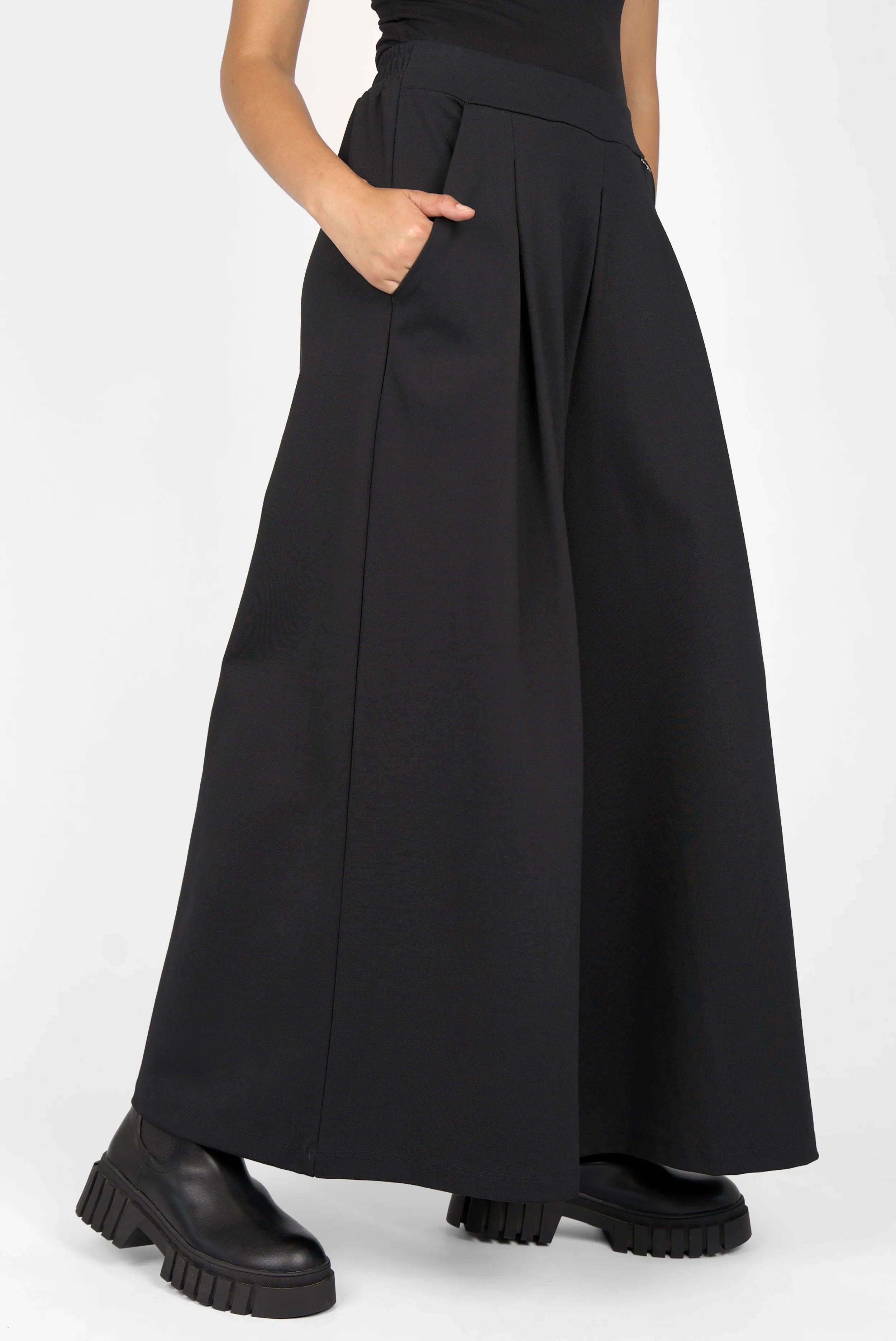 LINNEE wide-leg pants made from interlock fabric