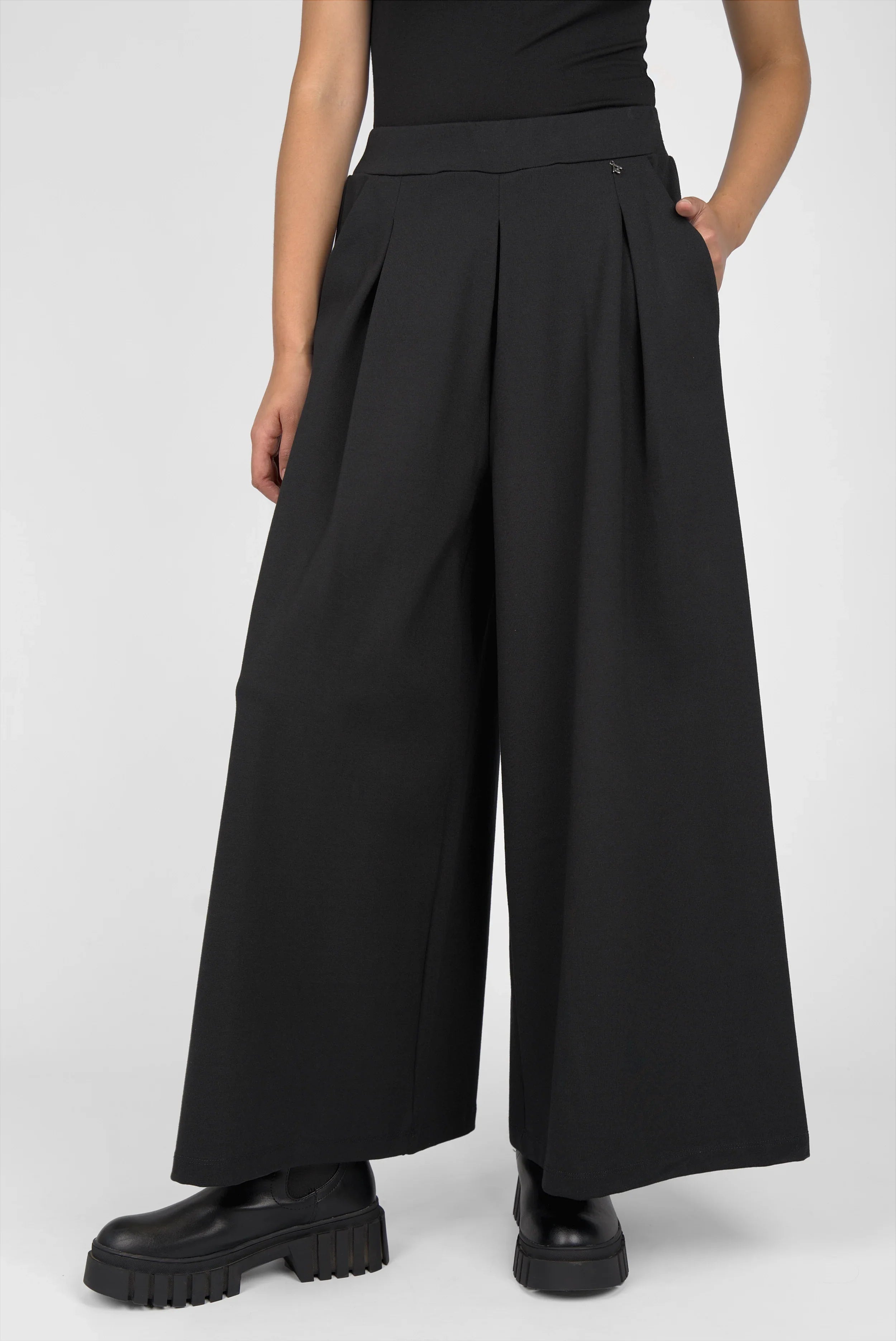 LINNEE wide-leg pants made from interlock fabric