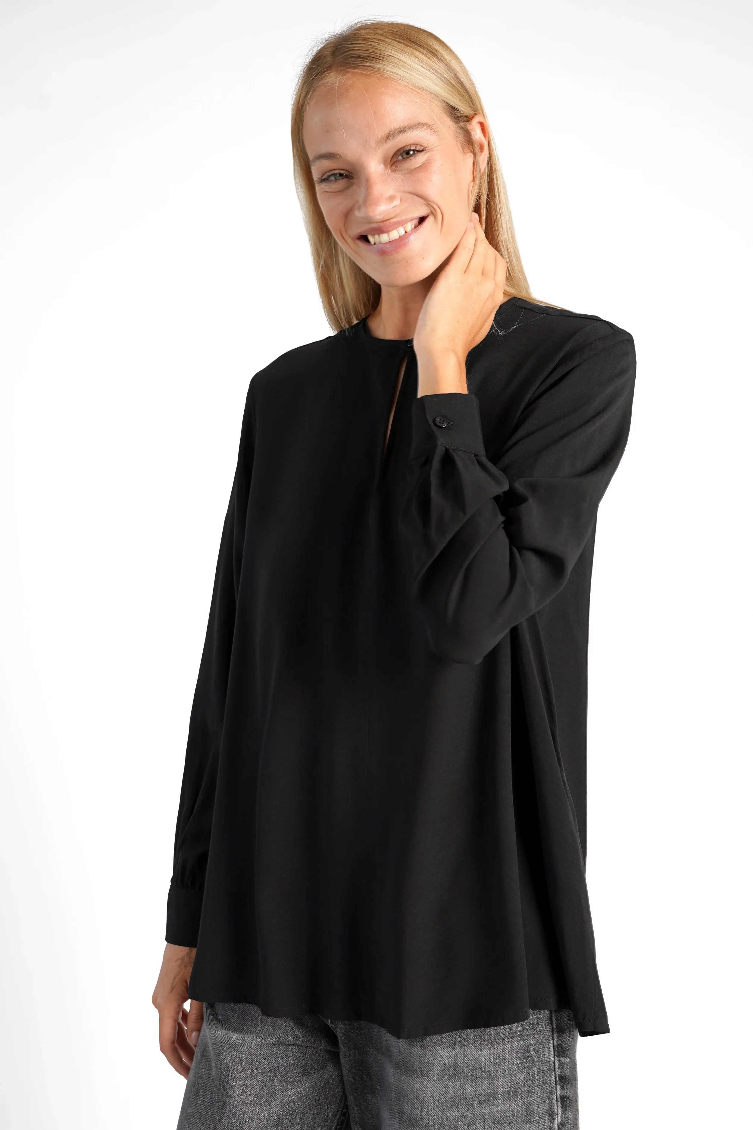 LYLIA.K loose fit blouse