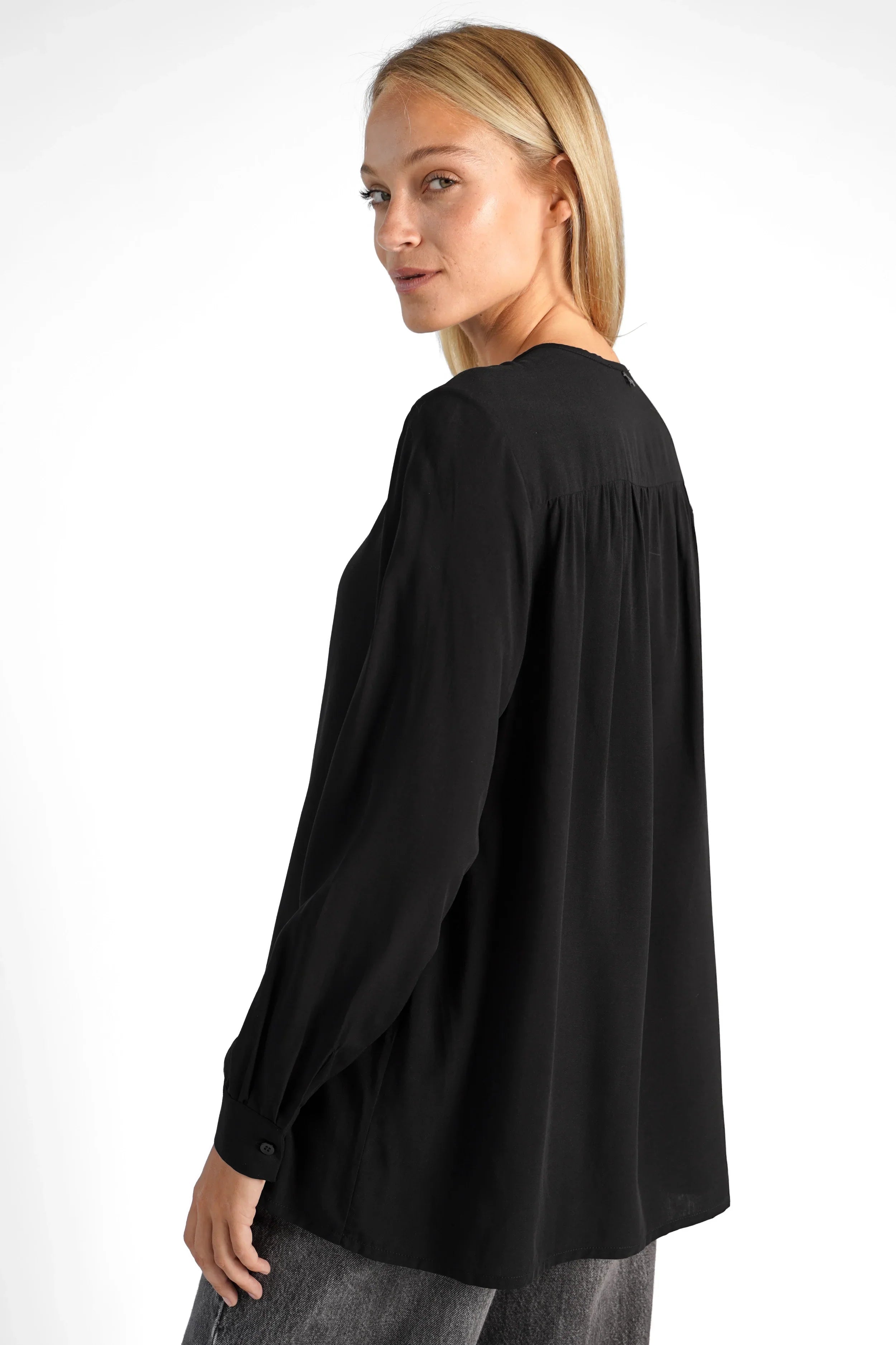 LYLIA.K loose fit blouse