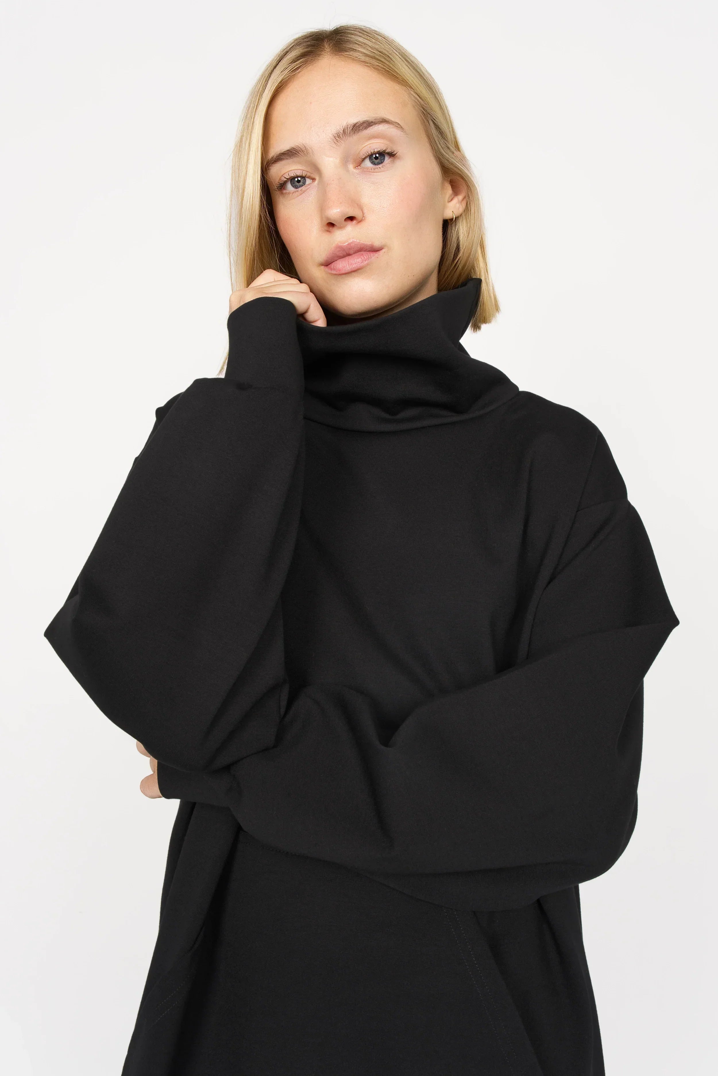 SYNNI kangaroo pocket high collar dress
